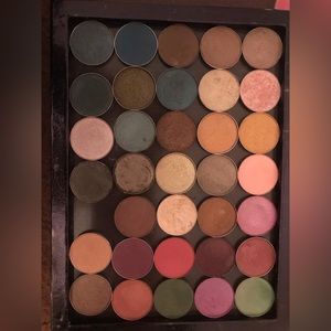 61 eyeshadow lot in 2 z-palettes MAC, Makeup geek, anastasia Beverly Hills